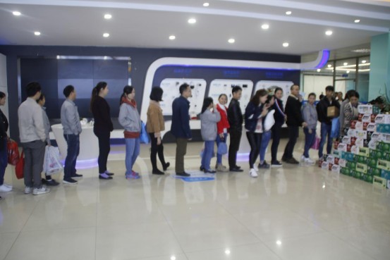 心系员工,公司为全体员工发放元旦福利