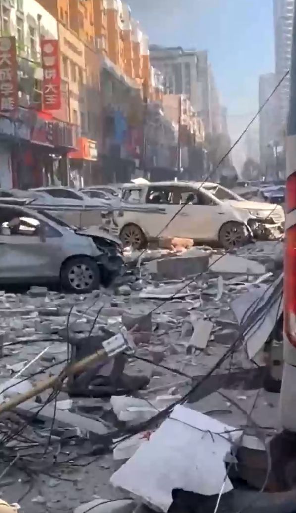 突发！沈阳一饭店燃气爆炸，半条街成废墟(图1)