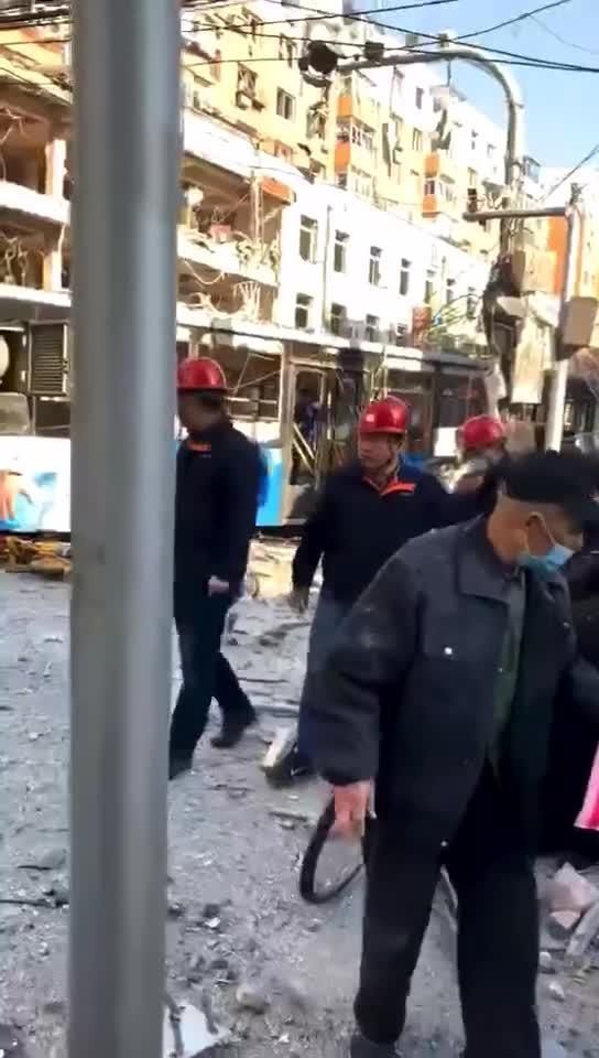 突发！沈阳一饭店燃气爆炸，半条街成废墟(图3)